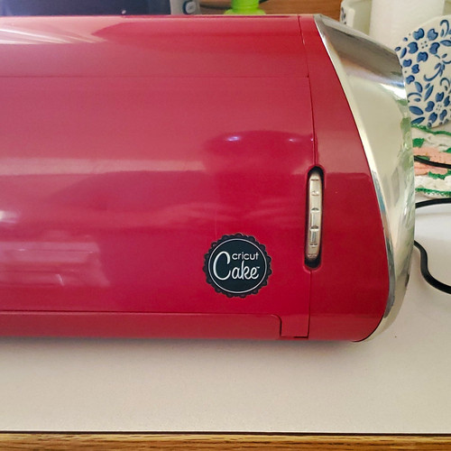 Lightly used cricut cake - used,